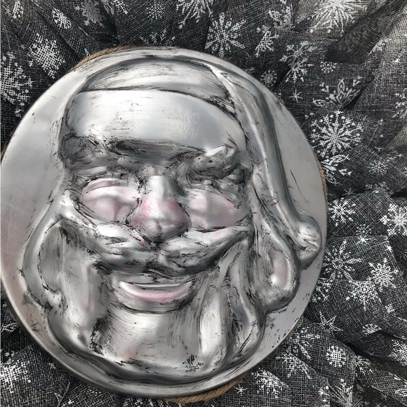 Metal Santa Wreath - Picture 3 of 3